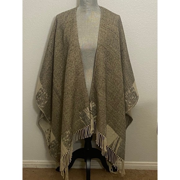 Adrienne Vittadini Reversible Herringbone fringe Shawl/Poncho One size - Picture 2 of 11